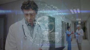 Hastanedeki beyaz erkek doktor üzerinden yapılan bağlantıların ve veri işleme cihazlarının animasyonu. Tıp, sağlık ve veri işleme kavramı dijital olarak oluşturulmuş video.