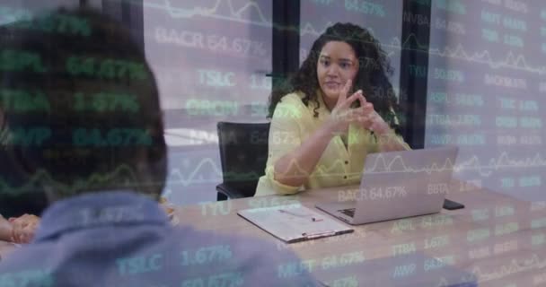 Melez Kadın Arkadaşlarının Mali Verilerinin Grafiklerinin Animasyonu Finans Ekonomi Işbirliği — Stok video