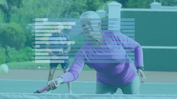 多様なシニアカップルがテニスをする上でのデータ処理のアニメーション グローバルデータ処理 ライフスタイル デジタルインターフェイスの概念デジタル生成されたビデオ — ストック動画