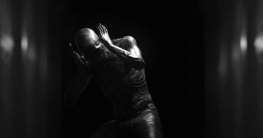 Karanlık tüneldeki canavar gibi sersemlemiş bir insan görüntüsü. Korku, korku, resim oyunları ve dijital olarak üretilen bilim kurgu konsepti.