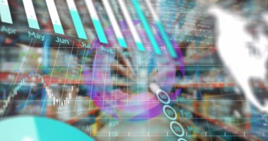 Grafik, çizelge, küre ve veri işleme sistemi deponun içini gösteriyor. Küresel iletişim, iş, veri ve dijital arayüz kavramı dijital olarak oluşturulmuş görüntü.