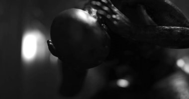 Karanlık tüneldeki canavar gibi sersemlemiş bir insan görüntüsü. Korku, korku, resim oyunları ve dijital olarak üretilen bilim kurgu konsepti.