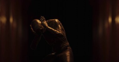 Karanlık tüneldeki canavar gibi sersemlemiş bir insan görüntüsü. Korku, korku, resim oyunları ve dijital olarak üretilen bilim kurgu konsepti.