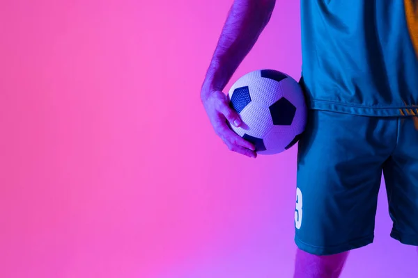 Jogador Futebol Masculino Caucasiano Com Futebol Sobre Iluminação Rosa Néon — Fotografia de Stock