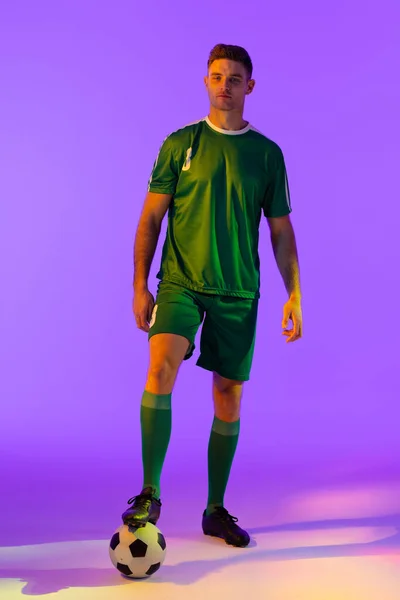 Retrato Jogador Futebol Masculino Caucasiano Com Futebol Sobre Iluminação Rosa — Fotografia de Stock