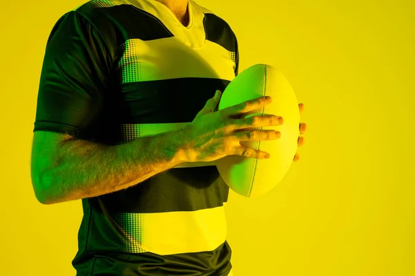 Jogador Rugby Masculino Caucasiano Com Bola Rugby Sobre Iluminação Laranja — Fotografia de Stock