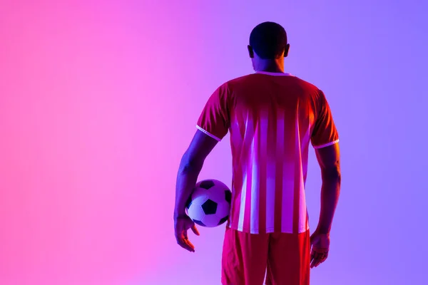 Afro Americano Jogador Futebol Masculino Com Futebol Sobre Iluminação Rosa — Fotografia de Stock