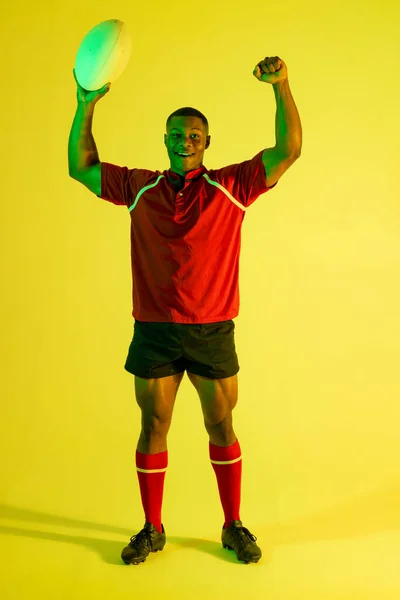 Portrait Heureux Joueur Afro Américain Rugby Levant Main Sur Éclairage — Photo