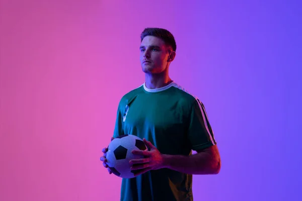 Jogador Futebol Masculino Caucasiano Com Futebol Sobre Iluminação Rosa Néon — Fotografia de Stock