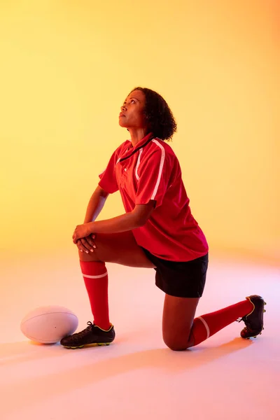 Pemain Rugbi Perempuan Afrika Dengan Bola Rugbi Melewati Lampu Kuning — Stok Foto