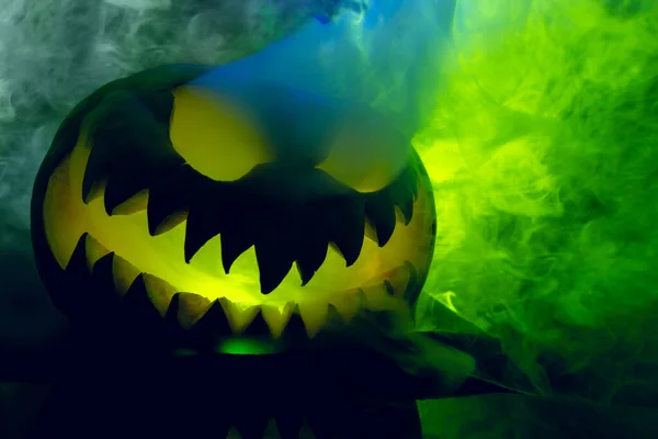 Composizione Zucca Intagliata Halloween Con Fumo Luce Verde Fondo Nero — Foto Stock