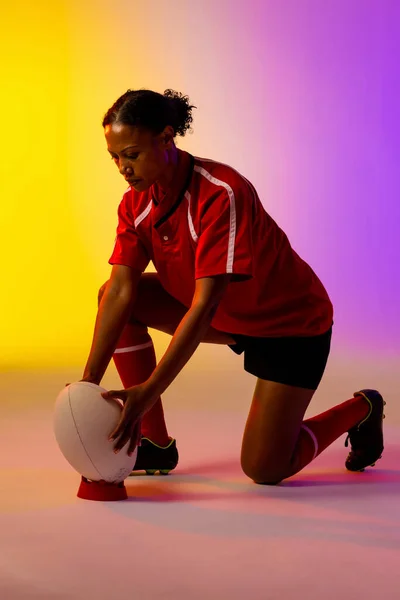 Pemain Rugbi Perempuan Afrika Yang Berjongkok Dengan Bola Rugbi Atas — Stok Foto