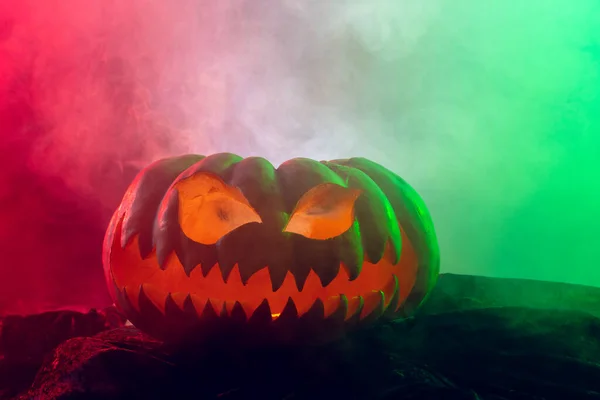 Composizione Zucca Intagliata Halloween Con Fumo Luce Verde Rossa Fondo — Foto Stock