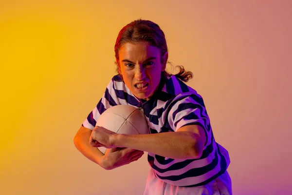 Potret Pemain Rugbi Perempuan Kaukasia Dengan Bola Rugbi Atas Lampu — Stok Foto