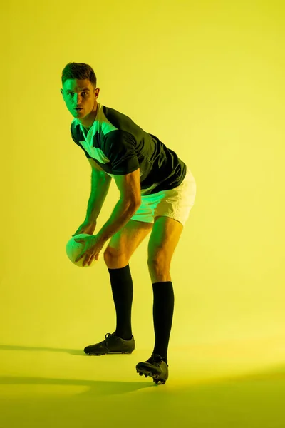 Portrait Joueur Rugby Caucasien Masculin Avec Ballon Rugby Sur Éclairage — Photo