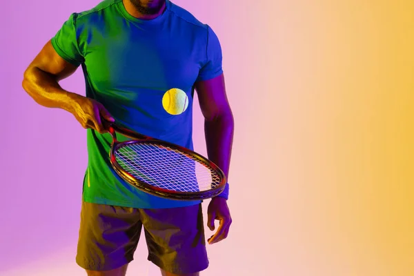 Imagen Sección Media Del Tenista Afroamericano Masculino Iluminación Neón Violeta — Foto de Stock