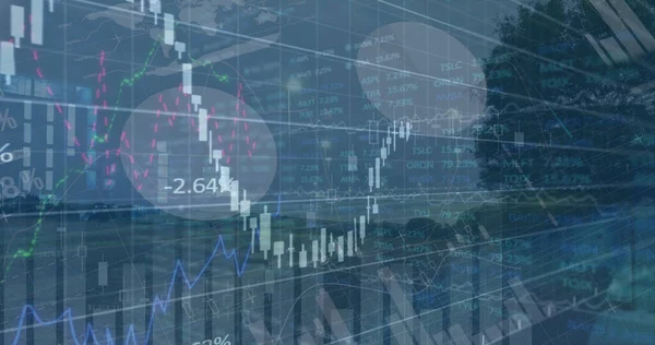 Manzara ve şehir manzarası üzerinde finansal veri işleme resmi. Küresel iş, bilgisayar ve dijital arayüz kavramı dijital olarak oluşturulmuş görüntü.