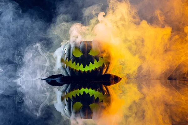 Composition Citrouille Sculptée Halloween Avec Fumée Lumière Orange Sur Fond — Photo