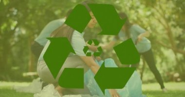 Çeşitli gönüllülerin atıkları ayırması üzerine ekoloji ikonlarının animasyonu. Geri dönüşüm haftası, ekoloji ve kutlama konsepti dijital olarak oluşturulmuş video.