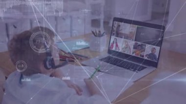 Online okul dersi için dizüstü bilgisayar kullanan beyaz bir çocuk üzerinden bağlantı ağının animasyonu. İletişim, teknoloji ve çevrimiçi eğitim konsepti dijital olarak oluşturuldu.