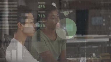 Ofisteki çeşitli iş adamları üzerinde finansal veri işleme animasyonu. Küresel iş ve dijital arayüz kavramı dijital olarak oluşturulmuş video.