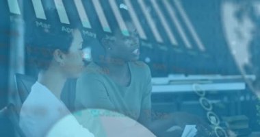 Ofisteki çeşitli iş adamları üzerinde finansal veri işleme animasyonu. Küresel iş ve dijital arayüz kavramı dijital olarak oluşturulmuş video.