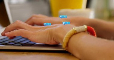 Kafkas kadınları üzerine düşen sosyal medya ikonlarının animasyonu. Küresel bilim, bağlantılar, veri işleme ve dijital arayüz kavramı dijital olarak oluşturulmuş video.