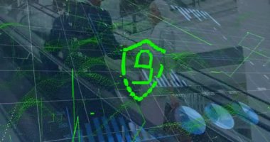 Çeşitli iş adamları üzerinde veri işleme animasyonu. küresel iş ve dijital arayüz kavramı dijital olarak oluşturulmuş video.