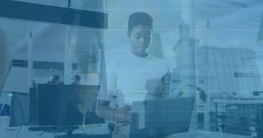 Ofisteki çeşitli iş adamları üzerinde finansal veri işleme ve şehir manzarasının animasyonu. Küresel iş ve dijital arayüz kavramı dijital olarak oluşturulmuş video.