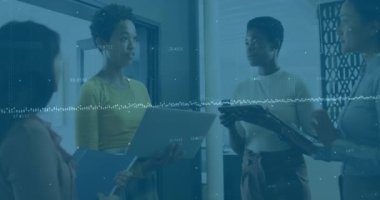 Ofisteki çeşitli iş adamları üzerinde finansal veri işleme animasyonu. Küresel iş ve dijital arayüz kavramı dijital olarak oluşturulmuş video.