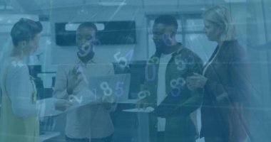 Ofisteki çeşitli iş adamları üzerinde finansal veri işleme animasyonu. Küresel iş ve dijital arayüz kavramı dijital olarak oluşturulmuş video.