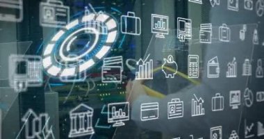 Sunucu odasındaki tarama ve simgelerle dijital arayüzün animasyonu. Küresel bilim, bağlantılar, veri işleme ve dijital arayüz kavramı dijital olarak oluşturulmuş video.