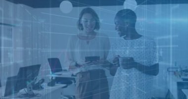 Ofisteki çeşitli iş adamları üzerinde finansal veri işleme animasyonu. Küresel iş ve dijital arayüz kavramı dijital olarak oluşturulmuş video.