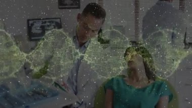 Kafkas erkek doktorun hastayla konuştuğu DNA iplikçiklerinin animasyonu. Küresel tıp ve dijital arayüz kavramı dijital olarak oluşturulmuş video.