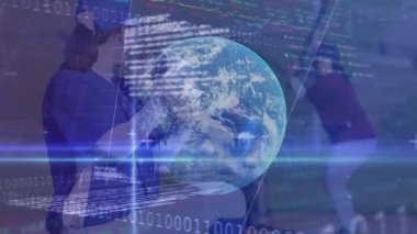 Beyzbol oynayan erkekler üzerine veri, küre ve ikili kod animasyonu. Küresel spor, finans ve veri işleme kavramı dijital olarak oluşturulmuş video.