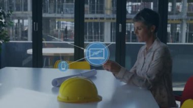 Kafkasyalı iş kadınının ofisteki uluslararası işçi günü metni. Küresel iş ve dijital arayüz kavramı dijital olarak oluşturulmuş video.