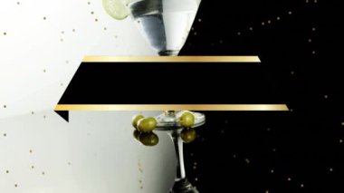 Bir bardak içkinin üzerindeki beneklerin canlandırması. Yeni yıl, parti ve kutlama konsepti dijital olarak oluşturuldu.