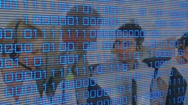 Ofisteki çeşitli iş adamları üzerinde veri işleme animasyonu. Küresel iş ve dijital arayüz kavramı dijital olarak oluşturulmuş video.