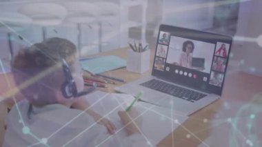 Online okul dersi için dizüstü bilgisayar kullanan beyaz bir çocuk üzerinden bağlantı ağının animasyonu. İletişim, teknoloji ve çevrimiçi eğitim konsepti dijital olarak oluşturuldu.