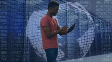 Dünya üzerinde dizüstü bilgisayar, bilgisayar sunucusu ve veri işleme kullanan Afro-Amerikan bir adamın animasyonu. Küresel iş, bağlantılar, veri işleme ve teknoloji konsepti dijital olarak oluşturulmuş video.