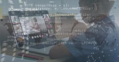 Çeşitli öğrencilerle video görüşmesi yapan melez bir öğretmenin veri işleme animasyonu. Küresel eğitim ve dijital arayüz kavramı dijital olarak oluşturulmuş video.