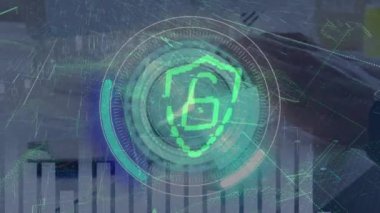 Klavyede el yazısıyla tarama ve asma kilit simgesinin animasyonu. Küresel teknoloji, bilgisayar ve dijital arayüz kavramı dijital olarak oluşturulmuş video.