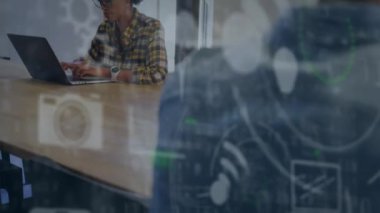 Uluslararası İşçilerin Gündüz Animasyonu Ofisteki çeşitli iş adamlarıyla mesajlaşıyor. Küresel iş ve dijital arayüz kavramı dijital olarak oluşturulmuş video.