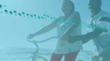 Plajdaki çeşitli yaşlı çiftlerin veri işleme animasyonları. Küresel veri işleme, yaşam tarzı ve dijital arayüz kavramı dijital olarak oluşturulmuş video.