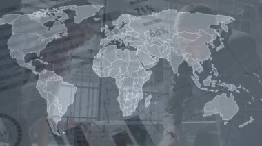 Ofisteki çeşitli iş adamları üzerinde veri işleme ile dünya haritasının animasyonu. Küresel iş, bilgisayar ve dijital arayüz kavramı dijital olarak oluşturulmuş video.
