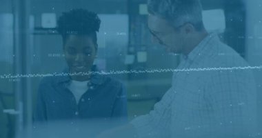 Ofisteki çeşitli iş adamları üzerinde finansal veri işleme animasyonu. Küresel iş ve dijital arayüz kavramı dijital olarak oluşturulmuş video.