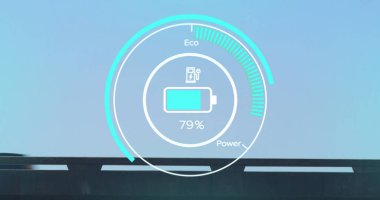 Yol üzerinde şarj edilen batarya ikonu ve hız göstergesi ile arayüz görüntüsü. Enerji, enerji ve yakıt teknolojisi dijital arayüz konsepti dijital olarak oluşturulmuş görüntü.