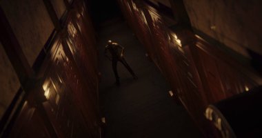 Karanlık tüneldeki canavar gibi sersemlemiş bir insan görüntüsü. Korku, korku, resim oyunları ve dijital olarak üretilen bilim kurgu konsepti.