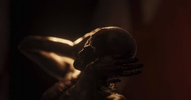 Karanlık tüneldeki canavar gibi sersemlemiş bir insan görüntüsü. Korku, korku, resim oyunları ve dijital olarak üretilen bilim kurgu konsepti.