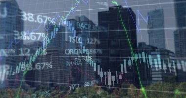 Şehir manzarası üzerinde finansal grafik ve veri işleme resmi. Küresel iş, finans, veri işleme ve dijital arayüz kavramı dijital olarak oluşturuldu.